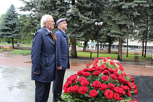 Отдавая дань памяти павшим