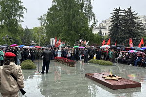 Церемония возложения цветов в День Победы