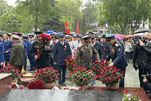 Церемония возложения цветов в День Победы