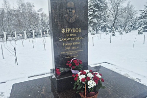 Возложение цветов к памятнику Борису Жерукову 