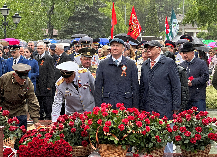 Церемония возложения цветов в День Победы
