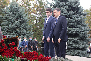 К памятнику Валерию Кокову возложили цветы