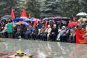 Церемония возложения цветов в День Победы