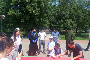 Представители вуза приняли участие в подготовке акции ко Дню флага РФ