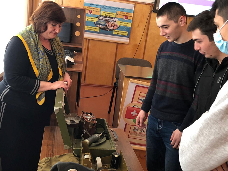 Студентам показали, как себя вести в чрезвычайных ситуациях