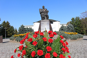 К памятнику Валерию Кокову возложили цветы