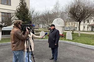 В память о первом ректоре: возложение цветов к памятнику профессору Б.Х. Фиапшеву