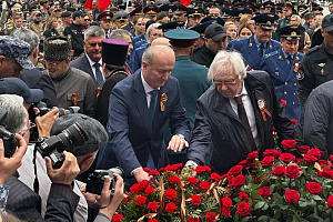 К памятникам героям возложили цветы